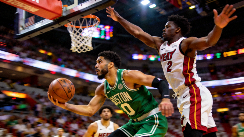 NBA季后赛凯尔特人队球员突破上篮，热火队防守球员奋力封盖