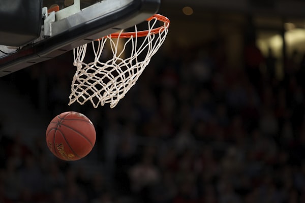 NBA季后赛湖人队与勇士队球员篮下激烈卡位争夺篮板球