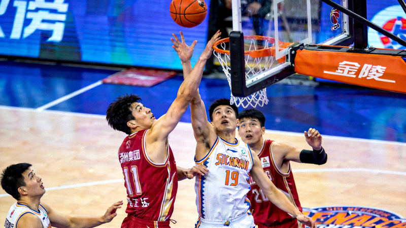 CBA半决赛浙江队与上海队球员篮下激烈卡位争夺篮板球