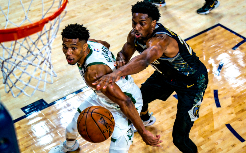 NBA季后赛激烈对抗场景，球员在篮下争夺位置