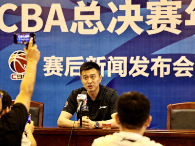 CBA总决赛赛后新闻发布会，辽宁队主教练杨鸣接受采访