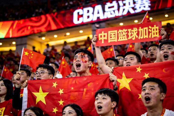 CBA总决赛现场中国球迷挥舞国旗，为中国篮球加油助威的感人场景