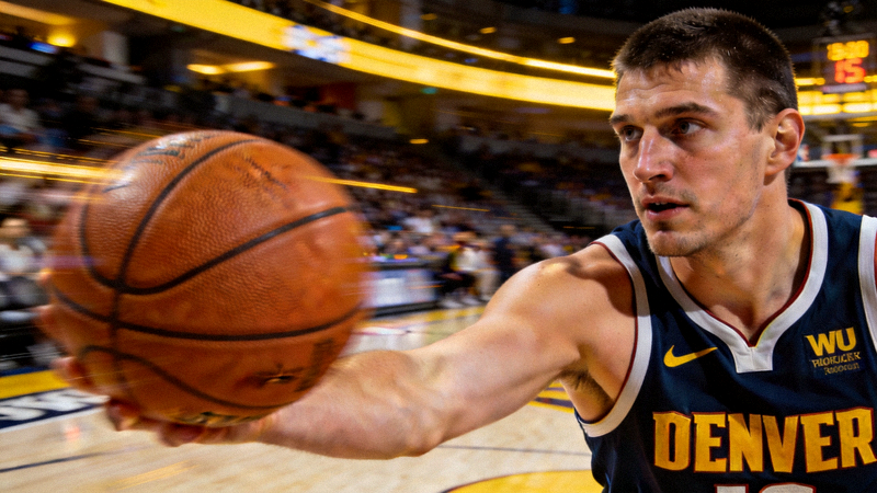 NBA季后赛半决赛掘金队球星约基奇传球组织进攻的特写镜头